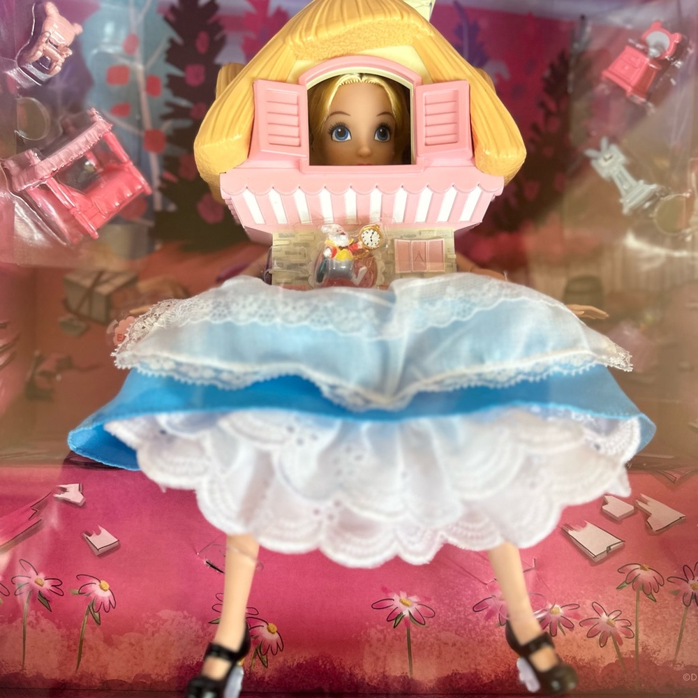 NEW Disney Collector Alice in Wonderland Mattel Creations Limited!  NIB